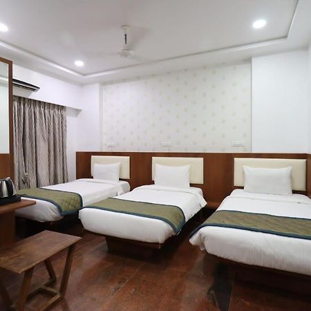 Hotel Center Point Solapur Eksteriør billede
