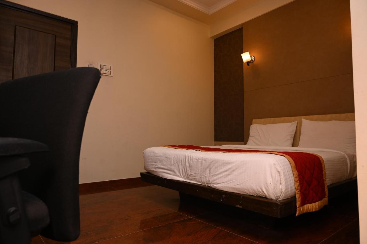 Hotel Center Point Solapur Eksteriør billede