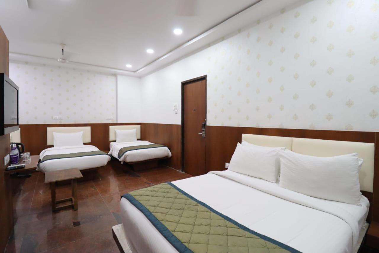Hotel Center Point Solapur Eksteriør billede